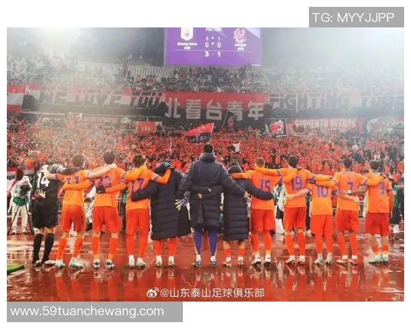 球迷欣赏足球明星精彩瞬间的视频集锦带你感受激情与荣耀 球迷欣赏足球明星精彩瞬间的视频集锦带你感受激情与荣耀