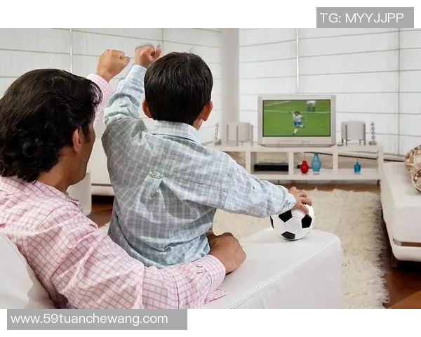 足球明星亲自指导儿子成长之路展现父爱与运动精神的完美结合 足球明星亲自指导儿子成长之路展现父爱与运动精神的完美结合