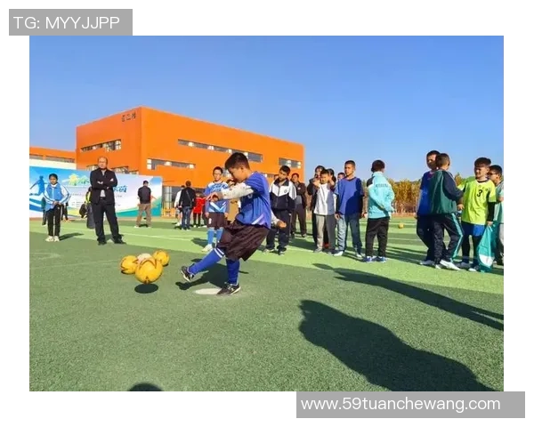 足球明星挑战极限蒙眼颠球展现惊人技巧与默契配合 足球明星挑战极限蒙眼颠球展现惊人技巧与默契配合